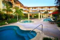 Sunshine Coast Resort Hotel with motel, studio, 1,2 and 3 bedroom apartment hotel suites. Caloundra Central Apartments also has restaurant, conference facilites, gym. 